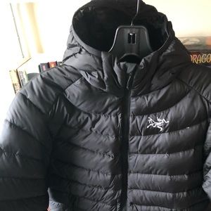 Woman’s arc’teryx cerium lt down puffer with hood